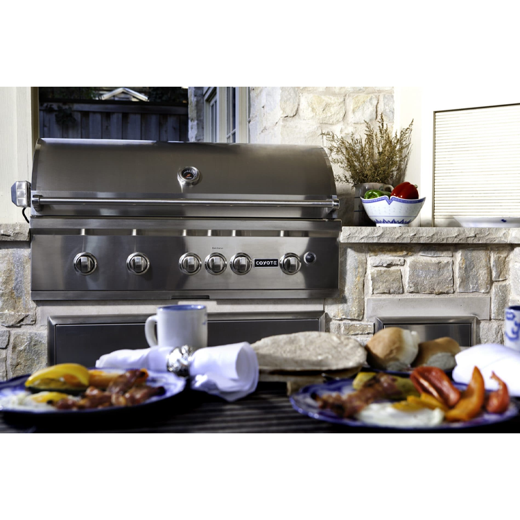 churrasqueira-a-gas-coyote-serie-s-108cm-inox-ambientada