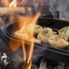 chapa-de-ferro-fundido-ooni-sizzler-com-base-de-madeira-6